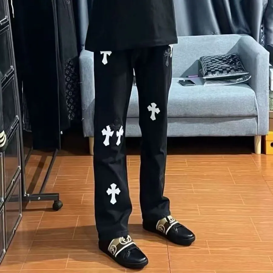 P220 💰 Chrome hearts Chengdu limited new city limited jeans Chrome hearts city limited jeans Hardware customization Original development vintage levis American-made 501 black and gray base remake Levi's American 501 base imported sheepskin 925 silver remake [Top heavy industry fashion design] Consistently high-street luxury style. Speaking of this style, the Zangyin family and GU family are definitely the leading representative brands. Especially the Zangyin family has really achieved a state-of-the-art effect in creating high-street style. The unique washed material is used to create this style. The color system is already quite eye-catching. After it is decorated with patchwork cross flowers, it cleverly highlights the charm of the brand. Secondly, this style uses classic The high-waist cutting design highlights the long legs and fashionable temperament of the upper body. The brand is highly recognizable and the slim fit configuration is more suitable for daily wear. It is a product that interprets personality, fashion, and specifications at a glance. This single product is enough to make any fan excited. It can be a white T-shirt for a youthful college style, or a tight suspender for a royal style. It has strong matching ability and can be easily controlled by men.  [Materials and craftsmanship] Needless to say, this point goes without saying. As an excellent craftsman brand, Zangyin’s requirements for details and craftsmanship are really perfect. The washed color of this model has gone through so many processes, not to mention the embellishment of denim appliques. It is also purely hand-made and sewn. Just like what they believe in, only hand-made things have soul and have the meaning of wear. A top-notch heavy-duty fashionable denim item, I look forward to your perfect interpretation! ! Color: black gray size: 28 30 32 34 36